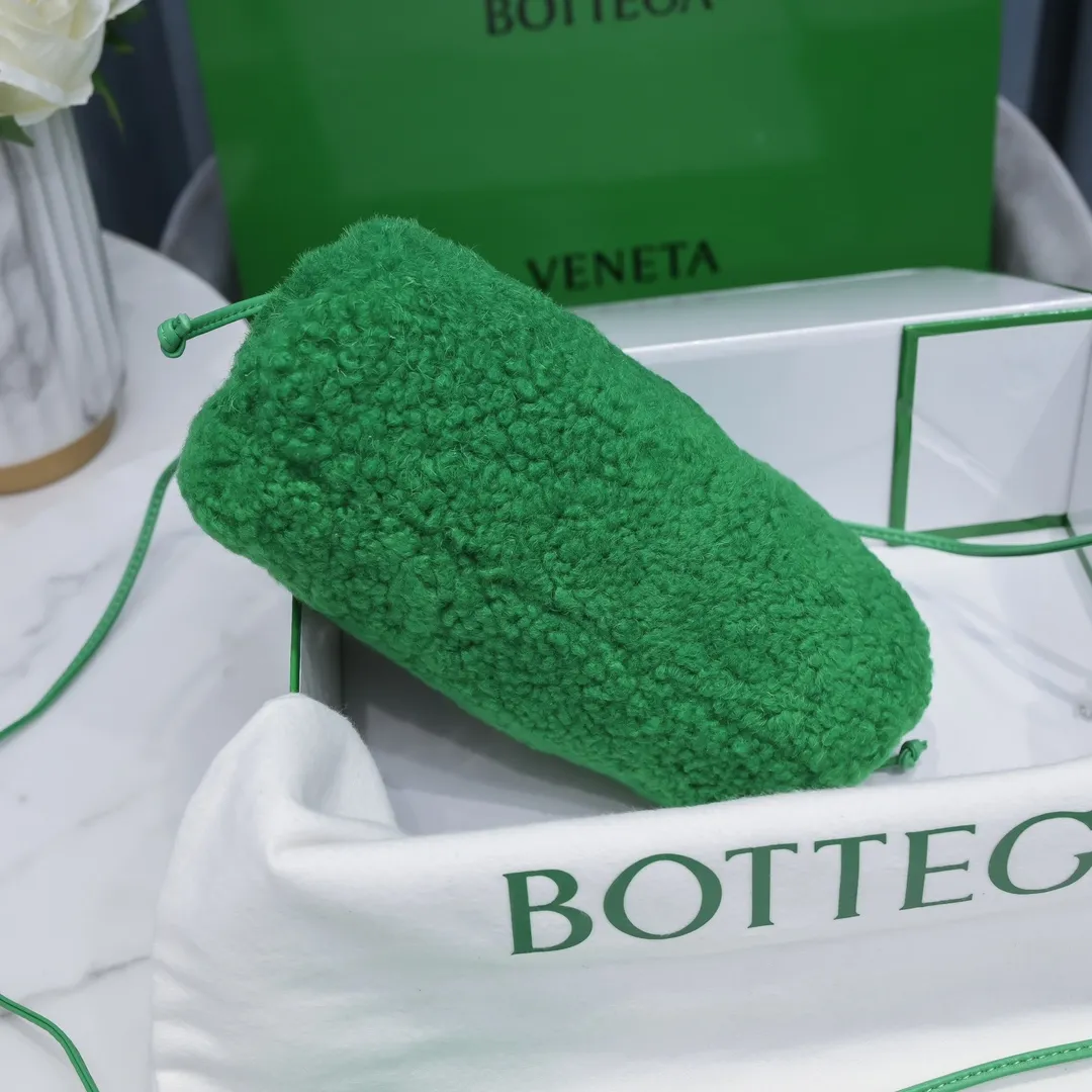 The small parrot green 🐱 BV pouch cloud bag is a fluffy version. It’s here, it’s here, it’s here with the fluff. You’ll know how cute it is when you see the real thing! The soft and fluffy feel is really great. Rua, this year’s furry style, I stand on bv! ! Whether it is a jodie cloud bag or a tote, not all curly teddy fur can be used to make goods. The curl size of the fur directly affects the similarity of the entire bag. Material: full fur and lambskin ➕ lambskin lining is much more expensive than full leather! Again, if you don’t want to develop ZP, of course you have to be willing to spend money ~ 22*13*5,